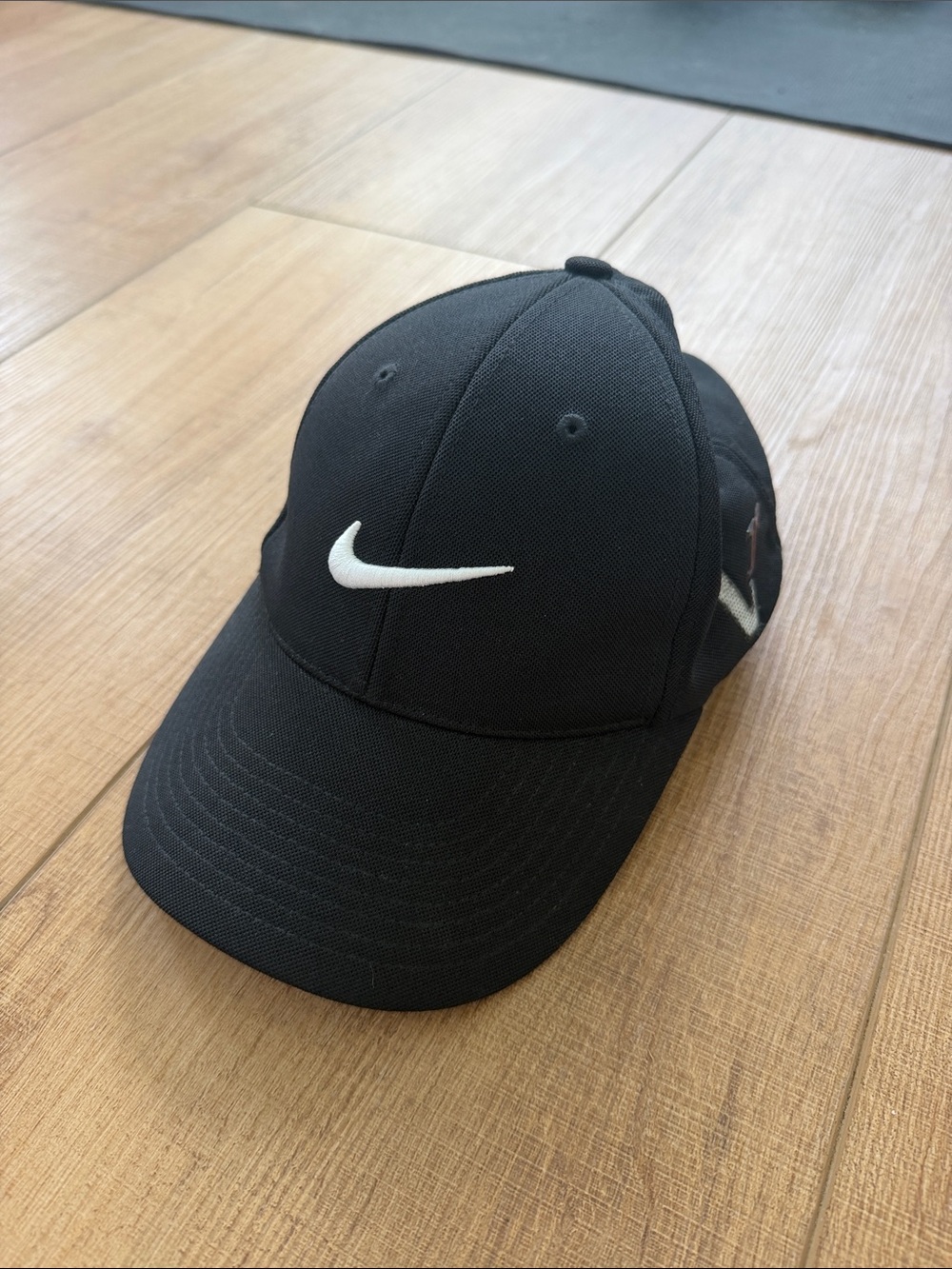 Nike Golf flexfit men’s Black Cap with White Swoosh Logo one size
